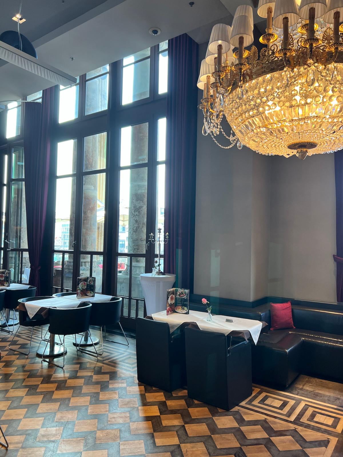 Restaurant mit Kronleuchter